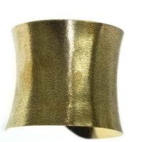 Load image into Gallery viewer, Messing konkav Armreif gold schraffiert breit 60mm verstellbar
