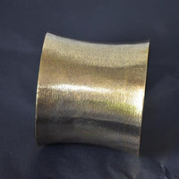 Load image into Gallery viewer, Messing konkav Armreif gold schraffiert breit 60mm verstellbar
