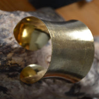 Load image into Gallery viewer, Messing konkav Armreif gold schraffiert breit 60mm verstellbar
