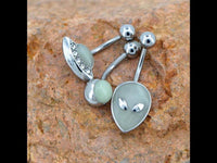 Cargar imagen en el visor de la galería, Bauchnabelpiercing aus Edelstahl Alien leuchtet - chic - net.de
