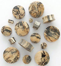 Load image into Gallery viewer, Hand-carved Bananenholz Plug Naturmaserung Holzplug Tribal Tunnel Ohrstecker Expander, featuring light tan and dark brown streaks, are arranged on a white background in different sizes and thicknesses.
