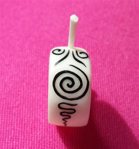 Load image into Gallery viewer, Bone Creolen 18mm Ohrringe Pin Stick Spirale weiß - chic - net.de
