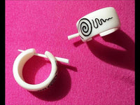 Load image into Gallery viewer, Bone Creolen 18mm Ohrringe Pin Stick Spirale weiß - chic - net.de
