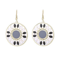 Load image into Gallery viewer, Brass Blume Rad golden Ohrringe Emaille schwarz weiß grau rund Ohrhänger 4 cm - chic - net.de
