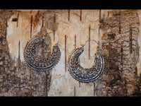 Cargar imagen en el visor de la galería, Brass Ohrringe Blumensichel silbern Messing - chic - net.de
