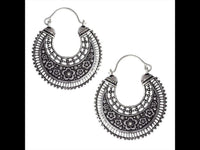 Cargar imagen en el visor de la galería, Brass Ohrringe Halbmond Sichel Form Blumen silbern Messing Bügel - chic - net.de
