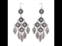 Cargar imagen en el visor de la galería, Brass Ohrringe silberfarben Anhänger rund Stein weiß schimmernd Federn - chic - net.de
