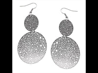 Cargar imagen en el visor de la galería, Brass Ohrringe silberfarben groß rund zwei kreise löchrig Löcher Oberfläche - chic - net.de
