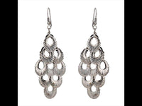 Load image into Gallery viewer, Brass Ohrringe silberfarben lang kleine feine Anhänger Loch Muscheloptik - chic - net.de
