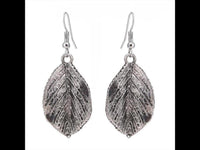 Cargar imagen en el visor de la galería, Brass Ohrringe silberfarben oxidiert Blatt Struktur Maserung fein - chic - net.de

