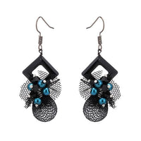 Load image into Gallery viewer, Brass Ohrringe silberfarben Raute Stein weiß Stoff Spitze schwarz blaue Perlen - chic - net.de
