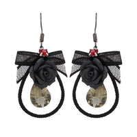 Cargar imagen en el visor de la galería, Brass Ohrringe silberfarben Tropfen Stoff schwarz Schleife Blume groß schwarz - chic - net.de
