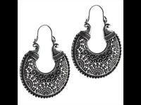 Cargar imagen en el visor de la galería, Brass Ohrringe silbern Sichel Herz Bögen Blumen Muster Messing - chic - net.de
