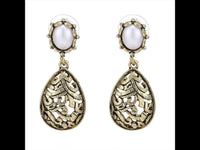 Load image into Gallery viewer, Brass Ohrstecker antik golden Perle weiß Tropfen halbrund Muster - chic - net.de
