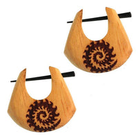 Load image into Gallery viewer, Pin Creolen Jackfrucht Holz hell Horn-Pin 23 mm Träne dunkle Gravur Motiv
