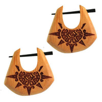 Load image into Gallery viewer, Pin Creolen Jackfrucht Holz hell Horn-Pin 23 mm Träne dunkle Gravur Motiv
