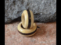 Load image into Gallery viewer, Ohrringe Sonoholz Buaya Holz kleine Creolen Pin Stick
