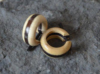 Load image into Gallery viewer, Ohrringe Sonoholz Buaya Holz kleine Creolen Pin Stick
