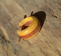 Load image into Gallery viewer, Pin Creolen Stick Ohrringe Holz 15mm hell rot braun
