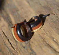 Load image into Gallery viewer, Creolen Ohrringe Holz Stick Pin 15mm hell rot schwarz
