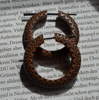 Load image into Gallery viewer, Creolen Ohrringe Holz Stick Pin Saba Holz Tribal Sonnenblume
