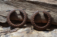 Load image into Gallery viewer, Creolen Ohrringe Holz Stick Pin Saba Holz Tribal Sonnenblume
