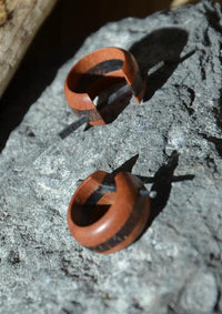 Load image into Gallery viewer, Pin Creolen Stick Ohrringe Holz 15mm rot braun Streifen
