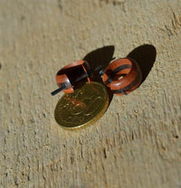 Load image into Gallery viewer, Pin Creolen Stick Ohrringe Holz 15mm rot braun Streifen
