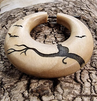 Load image into Gallery viewer, Schwarze Katze Holz-Creolen Ohrringe
