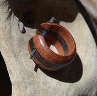 Load image into Gallery viewer, Pin Creolen Stick Ohrringe Holz 15mm rot braun Streifen
