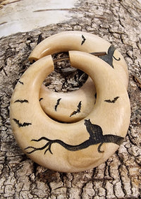 Load image into Gallery viewer, Schwarze Katze Holz-Creolen Ohrringe
