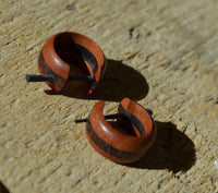 Load image into Gallery viewer, Pin Creolen Stick Ohrringe Holz 15mm rot braun Streifen
