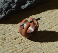 Load image into Gallery viewer, Pin Creolen Stick Ohrringe Holz 15mm rot braun Streifen
