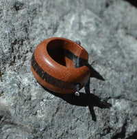 Load image into Gallery viewer, Pin Creolen Stick Ohrringe Holz 15mm rot braun Streifen
