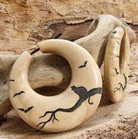 Load image into Gallery viewer, Schwarze Katze Holz-Creolen Ohrringe
