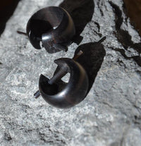 Load image into Gallery viewer, Pin Creolen kleine Ohrstecker schwarz rund breit Holz
