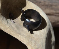 Load image into Gallery viewer, Pin Creolen kleine Ohrstecker schwarz rund breit Holz
