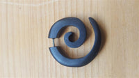 Cargar imagen en el visor de la galería, Fake Spirale Lobe Piercing Edelstahl Ohrstecker Dehnschnecke Holz Ohrring Dehner
