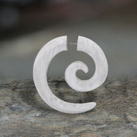 Load image into Gallery viewer, Holz Spiralen-Ohrring Fake Piercing-Ohrschmuck in Weiß
