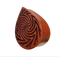 Load image into Gallery viewer, Plug Rosenholz Träne Sonne Linien graviert double flared Holz Holzplug Tropfen
