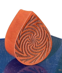 Load image into Gallery viewer, Plug Rosenholz Träne Sonne Linien graviert double flared Holz Holzplug Tropfen
