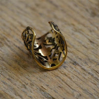Load image into Gallery viewer, Ear cuffs verschnörkeltes Muster Blumen Messing gold - chic - net.de
