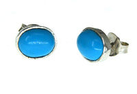 Load image into Gallery viewer, Silberohrstecker oval Ohrringe für Damen aus 925er Sterling Silber mit ovalem, leuchtend blauem Edelstein, präsentiert vor weißem Hintergrund.
