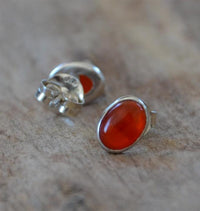 Load image into Gallery viewer, Ohrstecker 925 Sterling Silber mit Onyx rot oval 8mm
