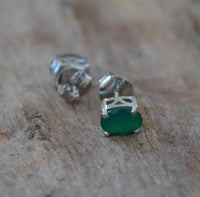 Load image into Gallery viewer, Ohrstecker 925 Silber mit Onyx grün oval 8mm facettiert
