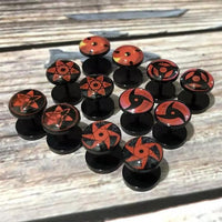 Cargar imagen en el visor de la galería, Fake Plug Piercing Edelstahl 10mm Ohrstecker Sharingan
