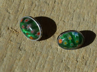 Load image into Gallery viewer, Edelstahl Ohrstecker Muranoglas grün oval 16mm Blumen
