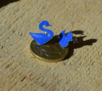 Load image into Gallery viewer, Ohrstecker Edelstahl Emaille blau silber Ente Schwan
