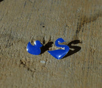 Load image into Gallery viewer, Ohrstecker Edelstahl Emaille blau silber Ente Schwan
