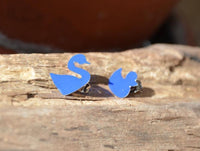 Load image into Gallery viewer, Ohrstecker Edelstahl Emaille blau silber Ente Schwan
